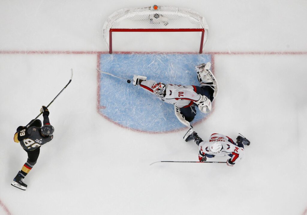 An NHL photographer captured an incredible Wallpaper of Holtby’s save