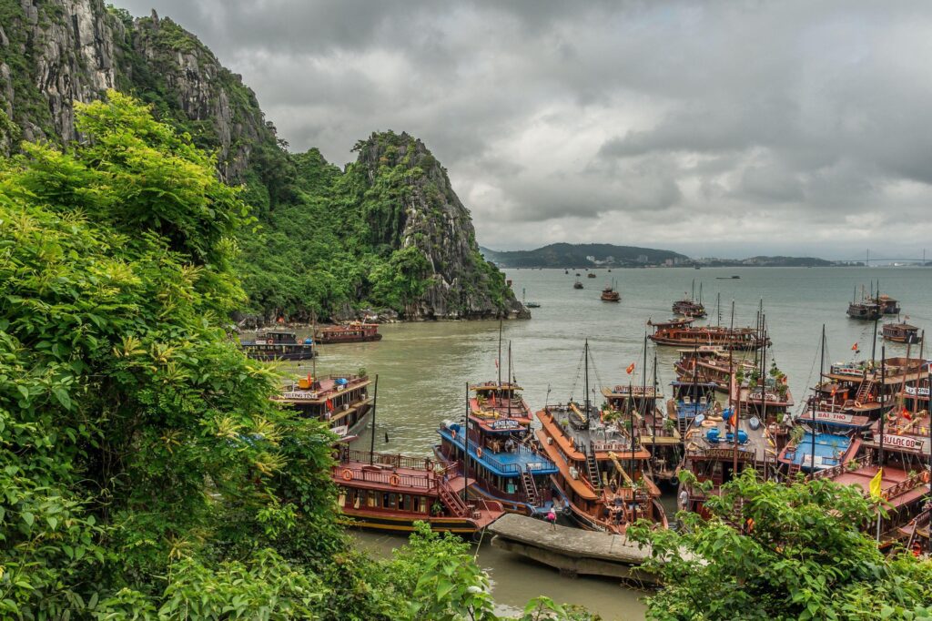 Halong Bay Vietnam landscape free desk 4K backgrounds and wallpapers
