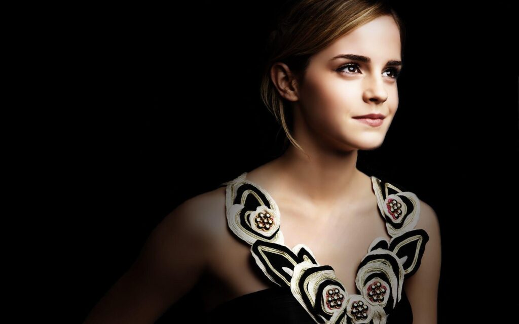 Emma Watson 2K Desk 4K Wallpapers