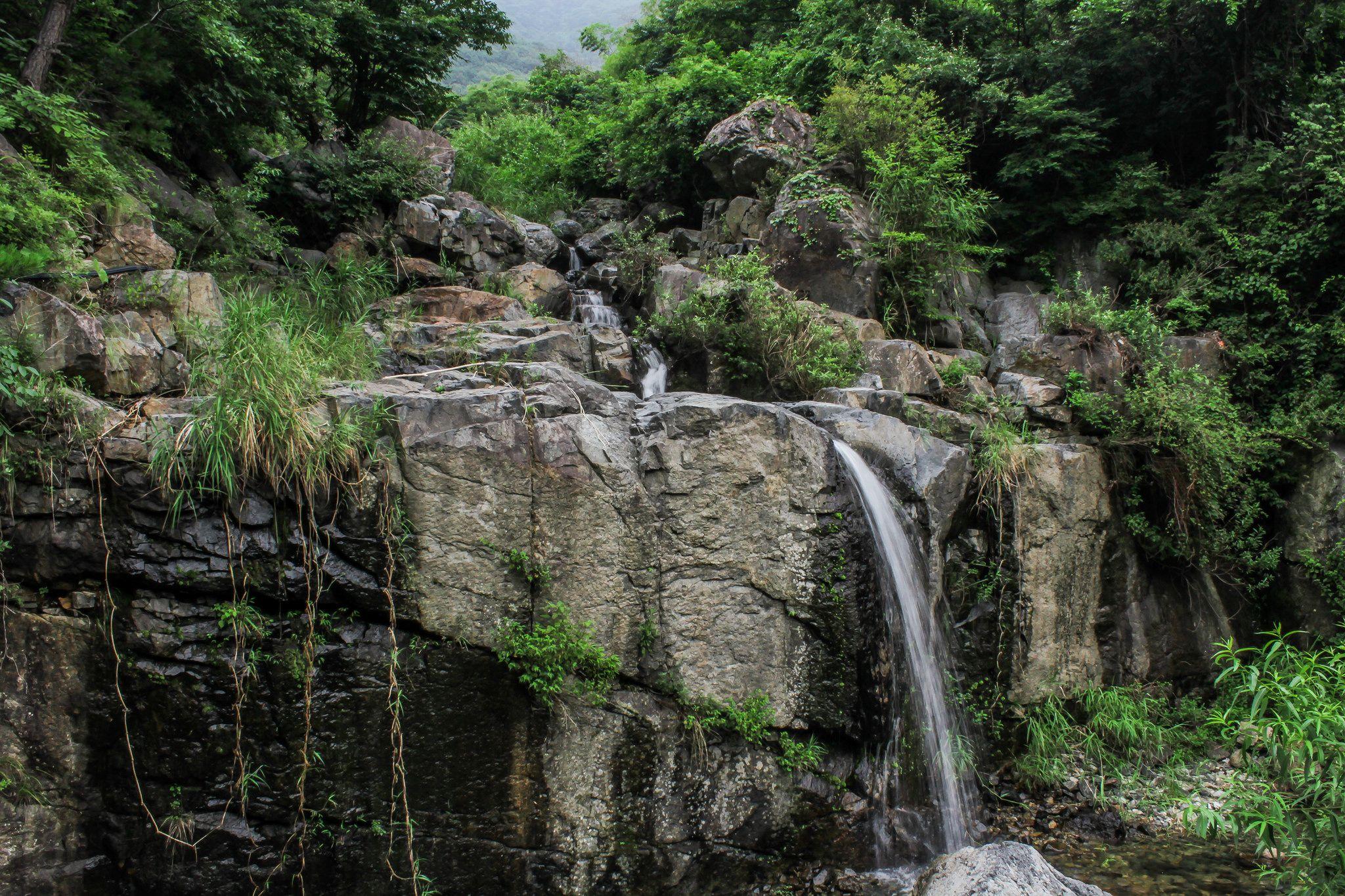 A small waterfall I found in the Korean countryside OC x