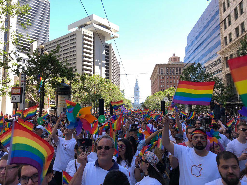 Tim Cook, other Apple execs join in San Francisco Pride Parade