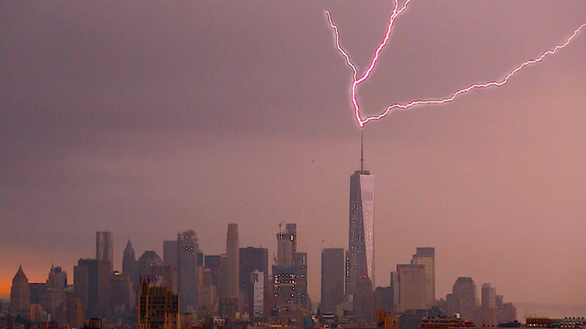 Lightning Strikes One World Trade Centre