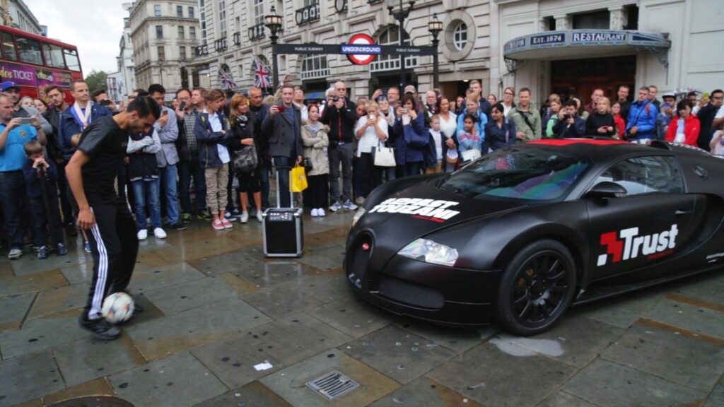 Video Bugatti Veyron vs Touzani in London