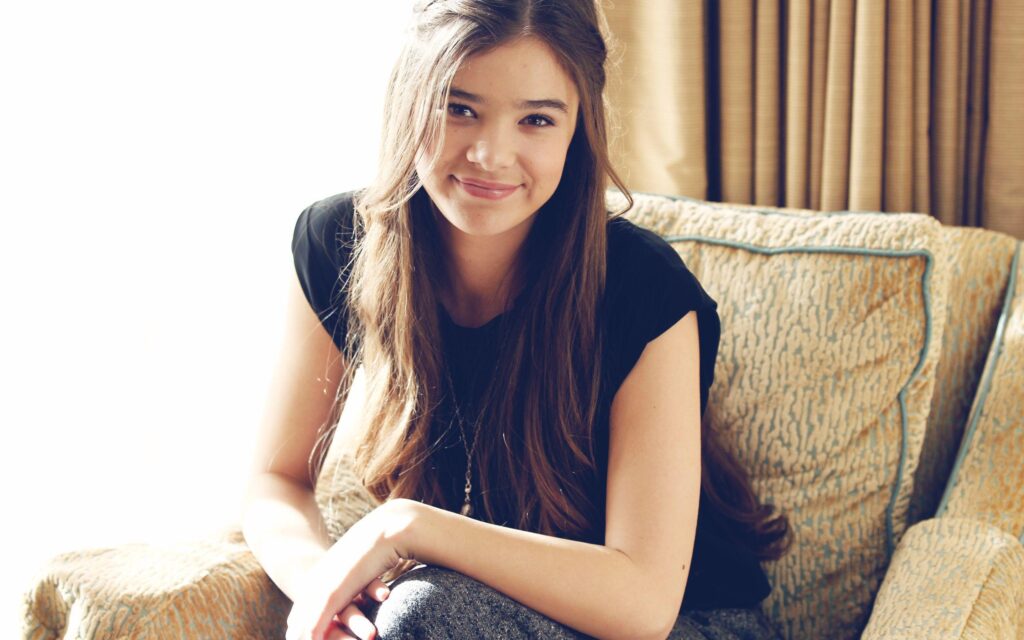 Hailee Steinfeld 2K Wallpapers Free