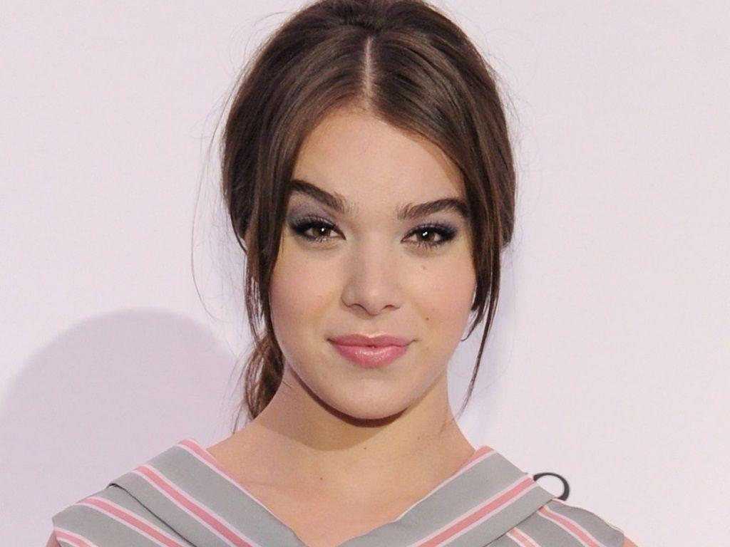 Hollywood Singer Hailee Steinfeld Wallpapers