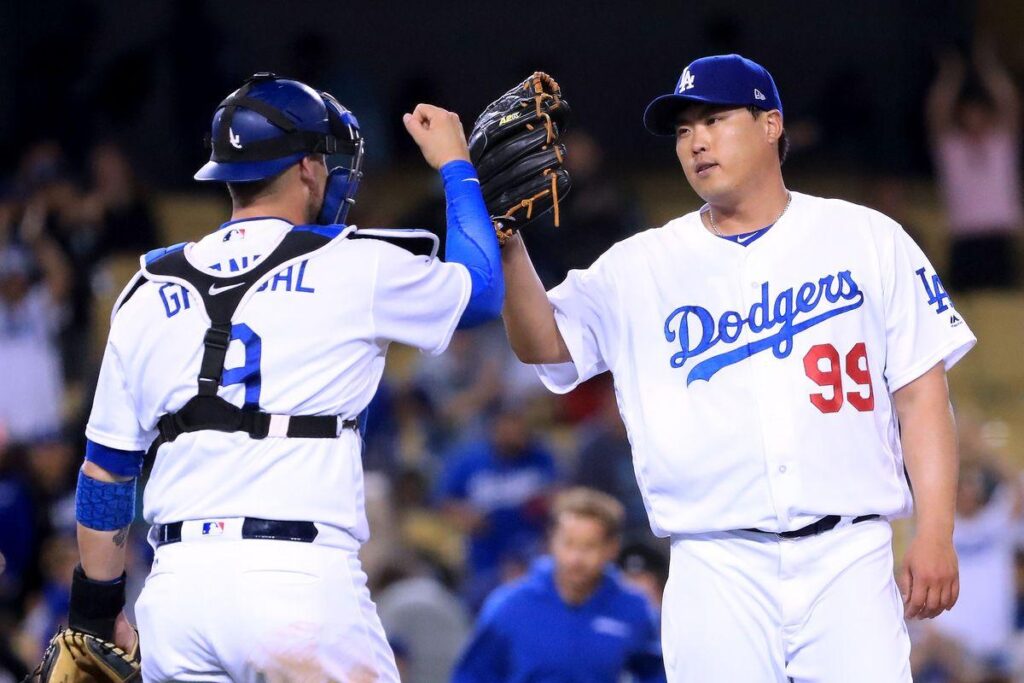 Dodgers extend qualifying offers to Grandal and Ryu