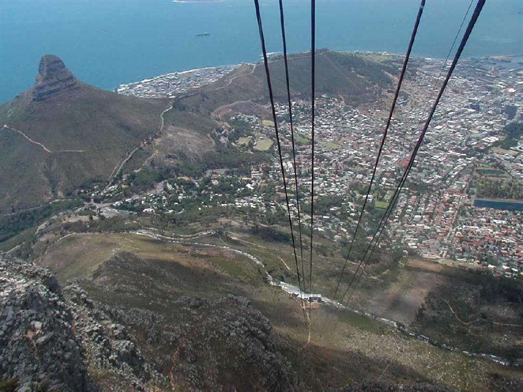 Free desk 4K wallpaper, cable car descending from Table Mountain