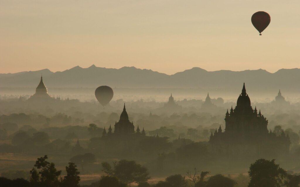 Daily Wallpaper Baloons over Bagan, Burma