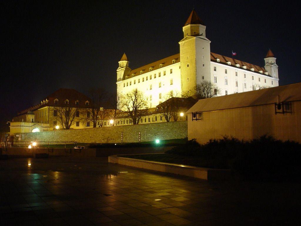 Bratislava Castle At Night Slovakia Wallpapers Free