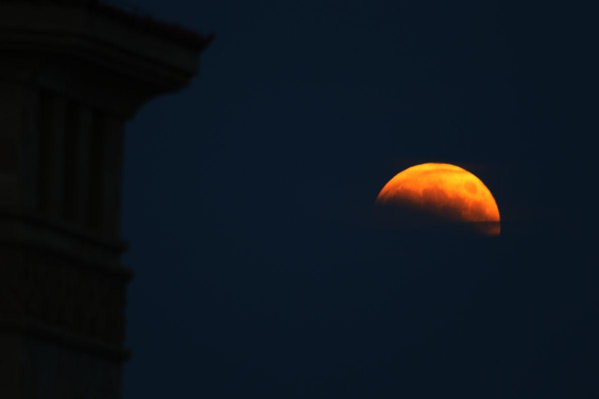 Relive The ‘Blood Moon’ With These Dazzling Lunar Eclipse Photos