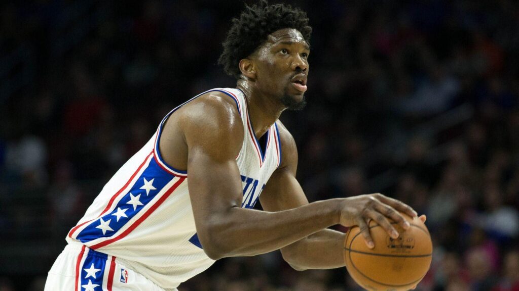 Joel Embiid leaves ers’ game with knee contusion