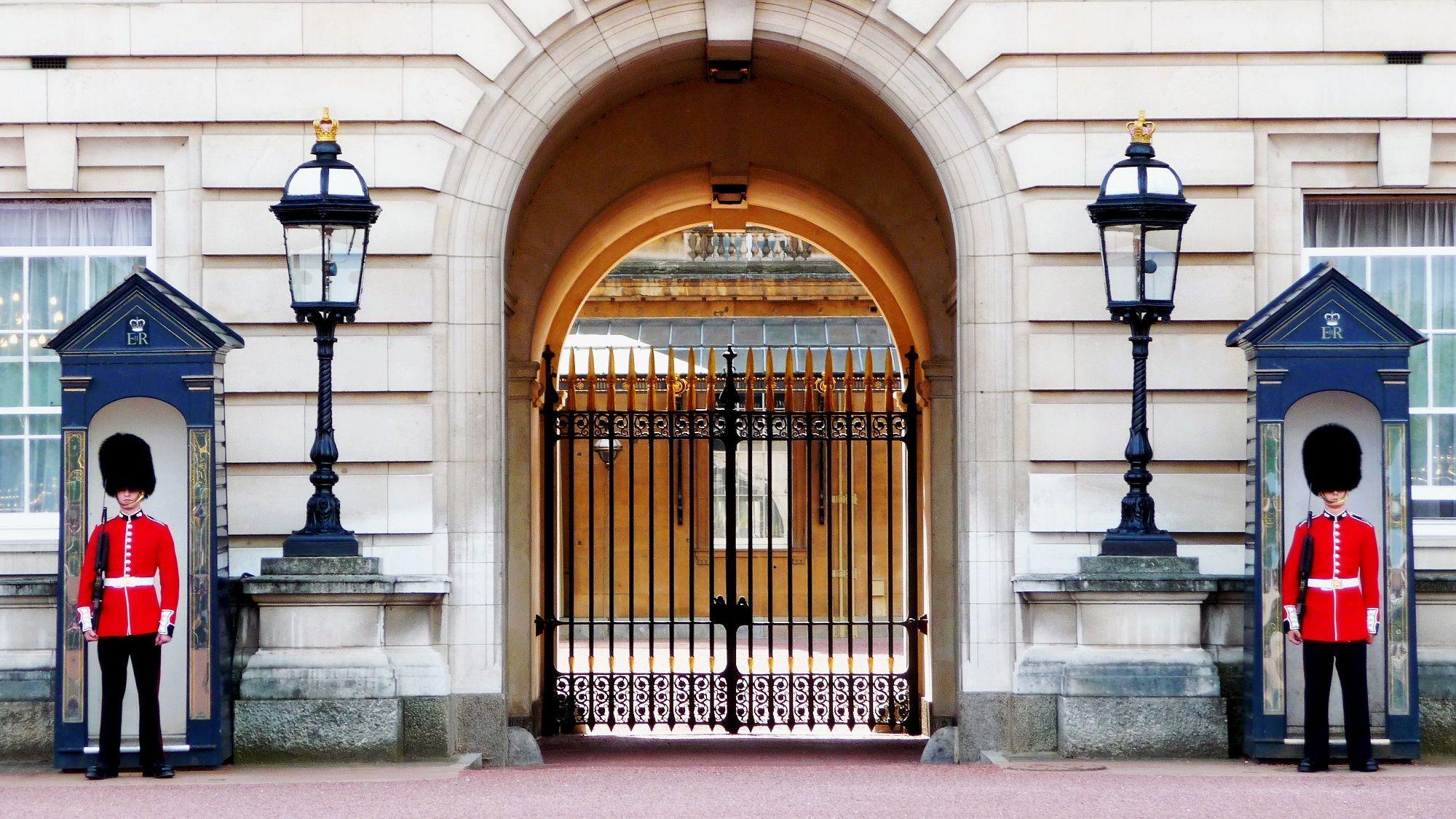 Foot Guards with bearskin hats outside Buckingham Palace HD