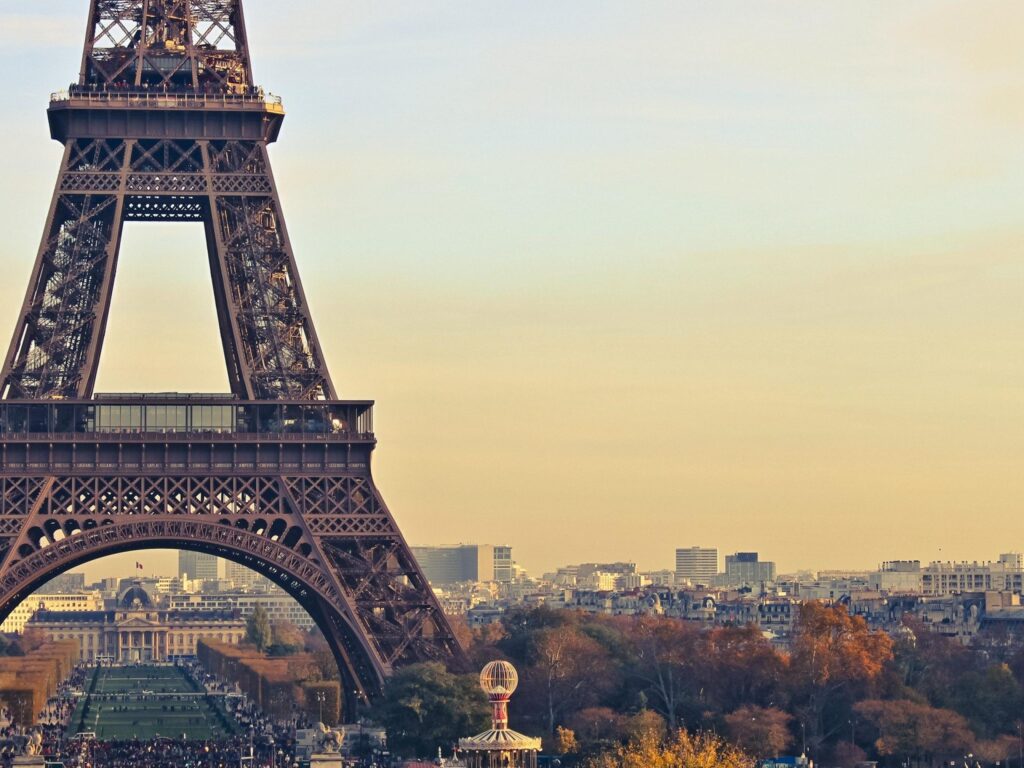 Paris Desk 4K Wallpapers and Backgrounds