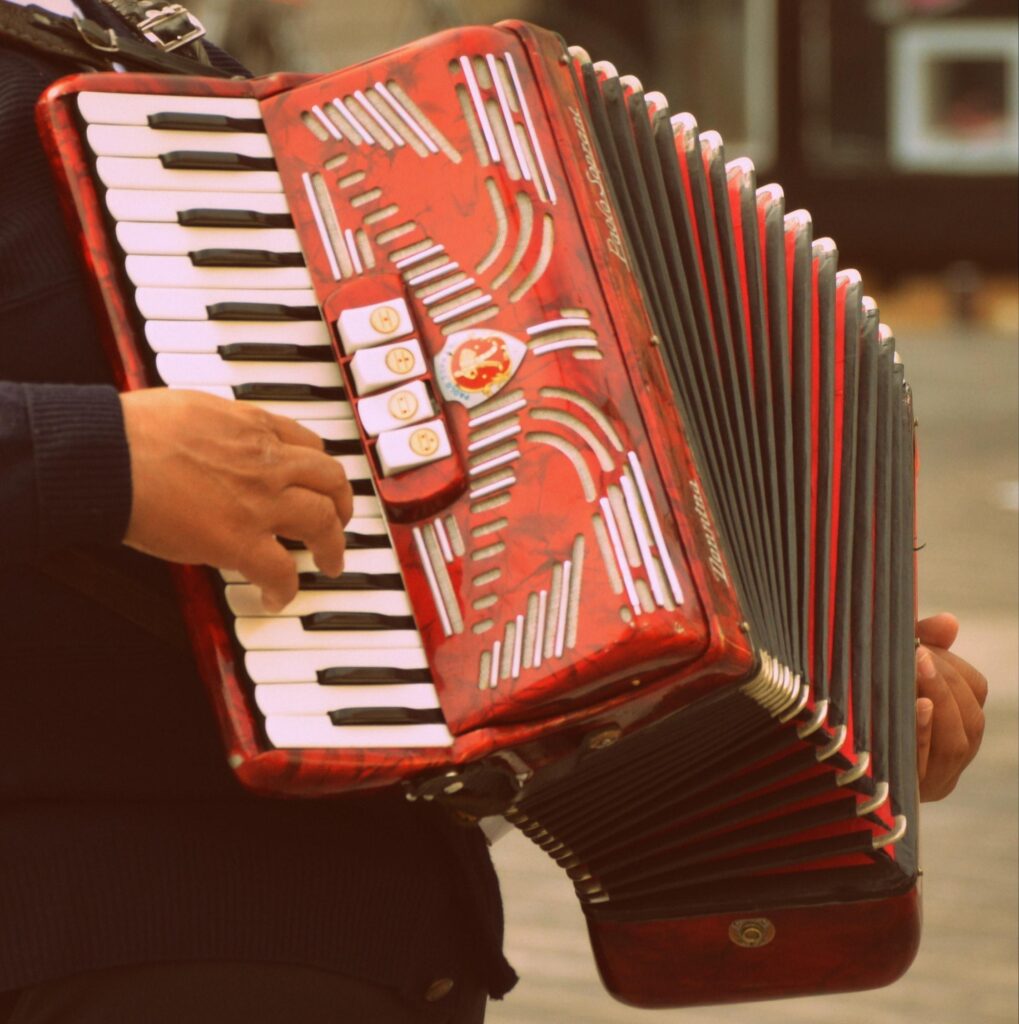 Red black and white accordion free Wallpaper