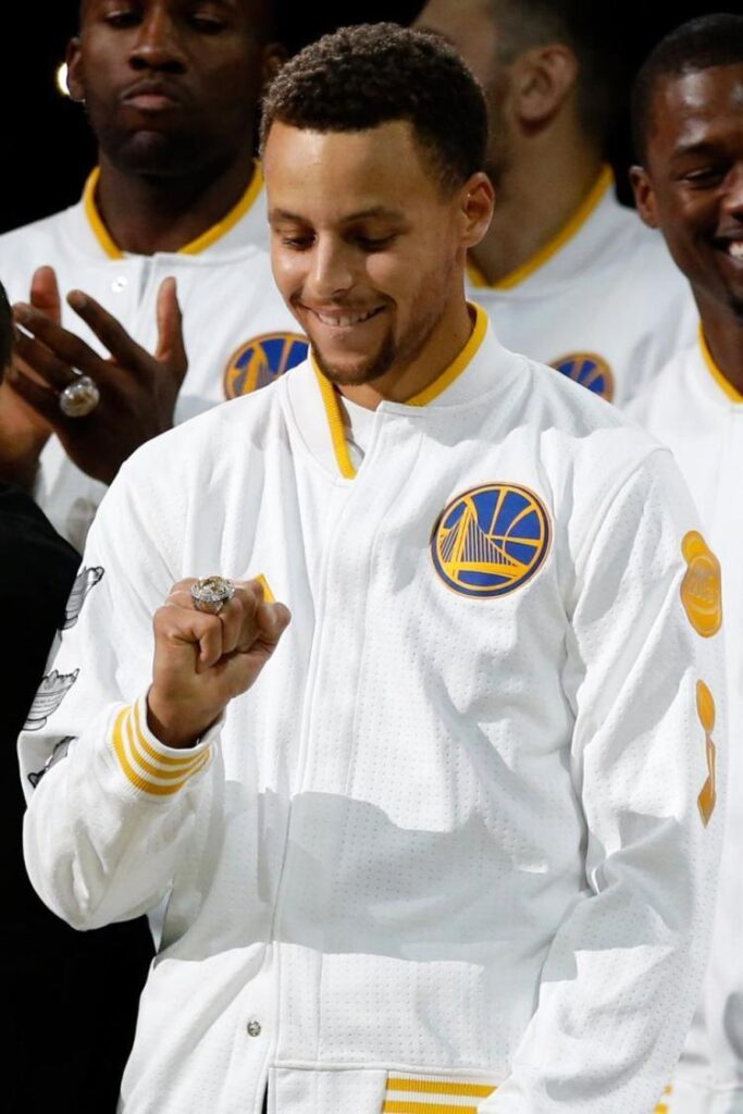 Stephen Curry lights up Pelicans for , Warriors win opener